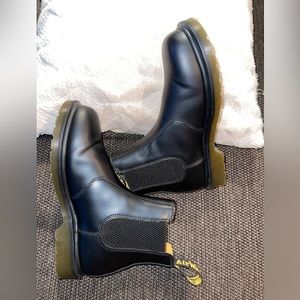 2976 Smooth Leather Chelsea Boot Dr. Martin